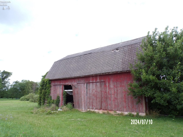 view of outbuilding featuring a yard