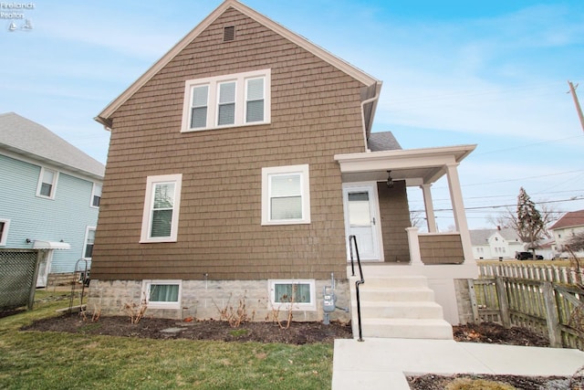 view of front of property featuring a front lawn