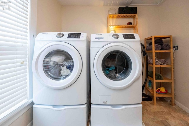 washroom featuring washing machine and clothes dryer