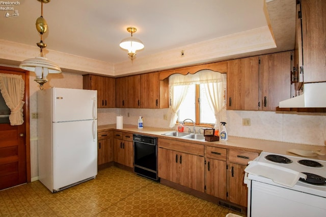 kitchen with sink, tasteful backsplash, hanging light fixtures, ornamental molding, and white appliances