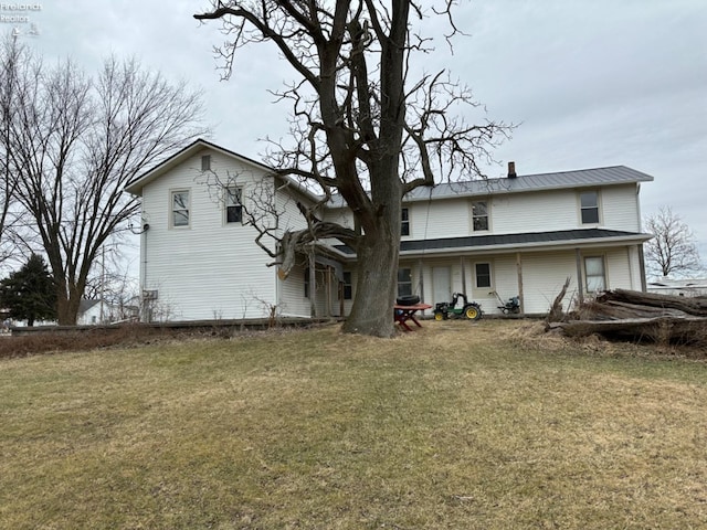 back of house featuring a lawn