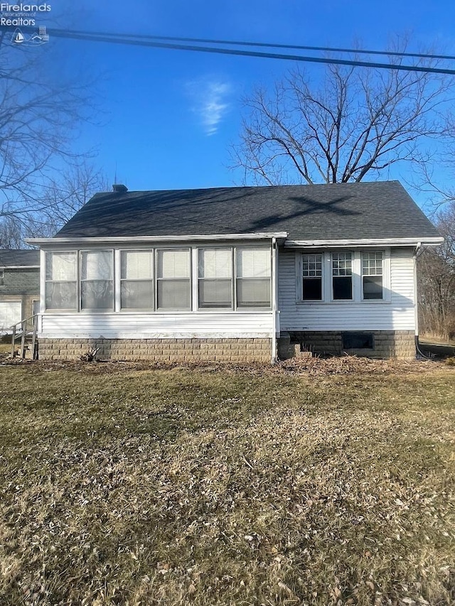 view of front of property with a front lawn