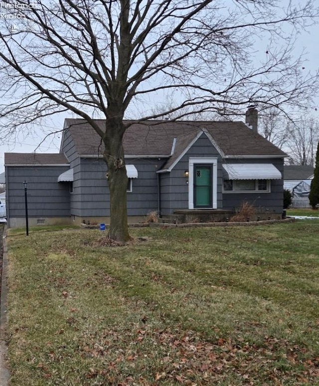 view of front of property featuring a front lawn