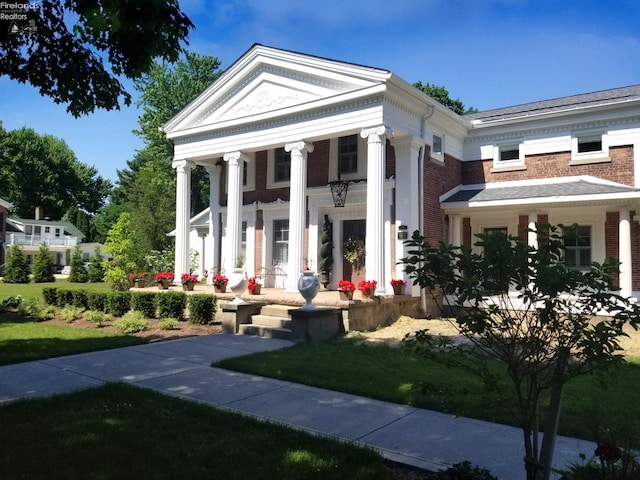 view of front of property with a front yard