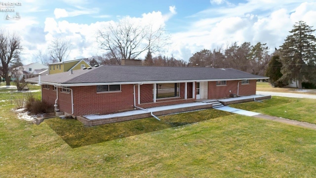 view of front of home featuring a front lawn