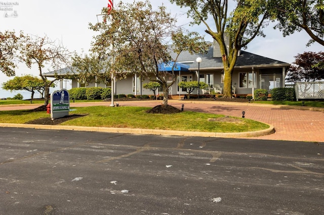 view of front of property with a front yard