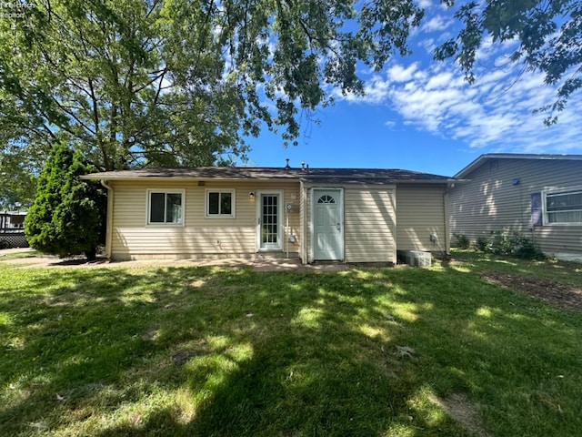 single story home with a front yard