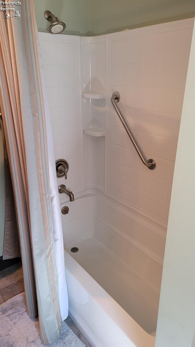 full bath with curtained shower