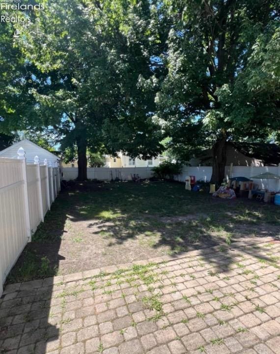 view of yard featuring a fenced backyard