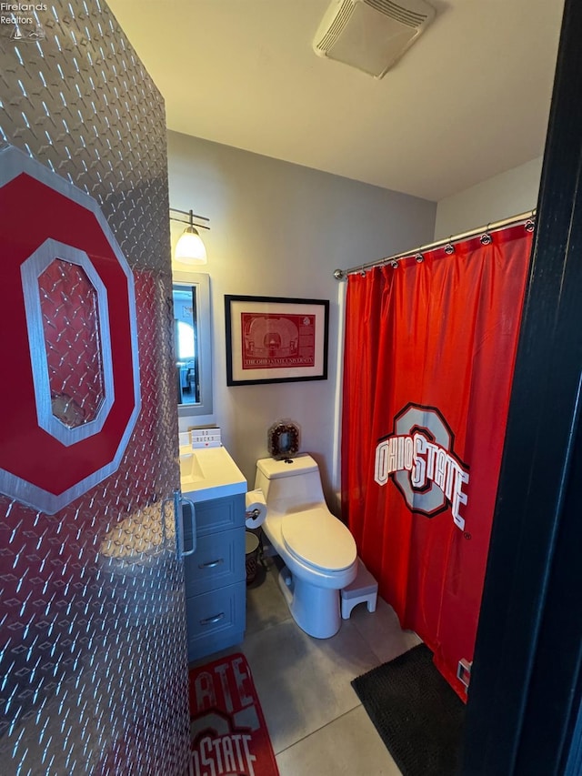 full bathroom with tile patterned flooring, toilet, vanity, visible vents, and a shower with curtain