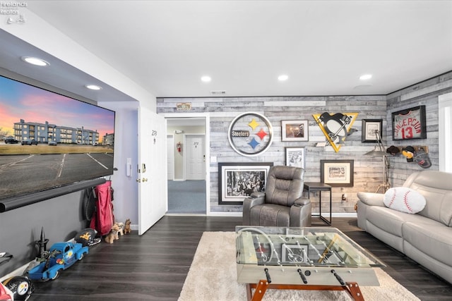 living room featuring visible vents, baseboards, wood finished floors, and recessed lighting