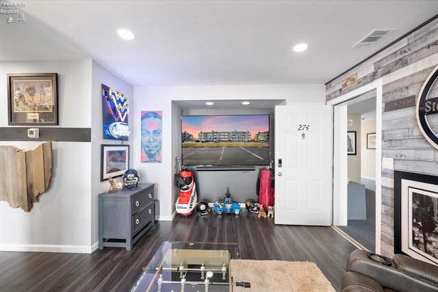 living room with baseboards, visible vents, wood finished floors, and recessed lighting