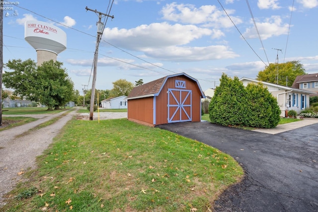 view of barn with a yard