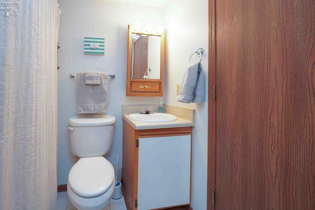 full bathroom with toilet, a shower with curtain, and vanity