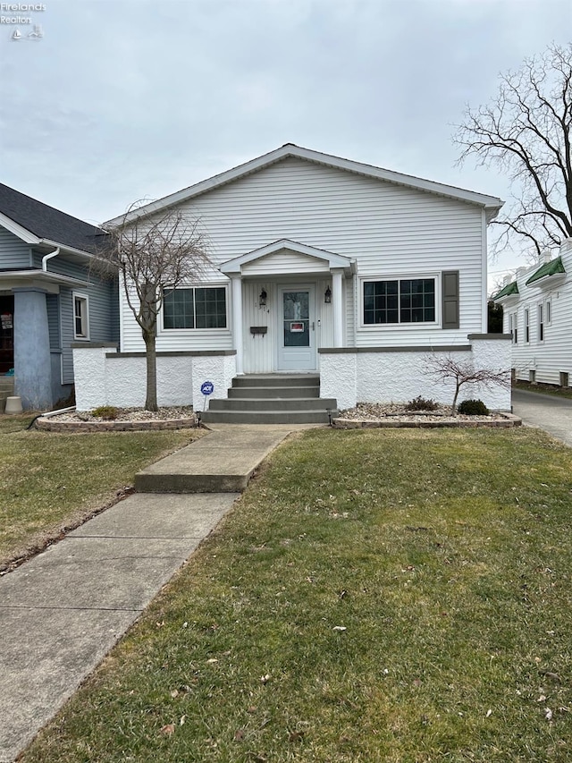 view of front of property with a front yard