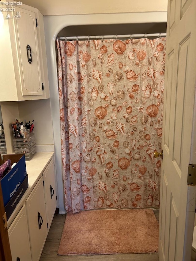 full bath featuring a shower with shower curtain