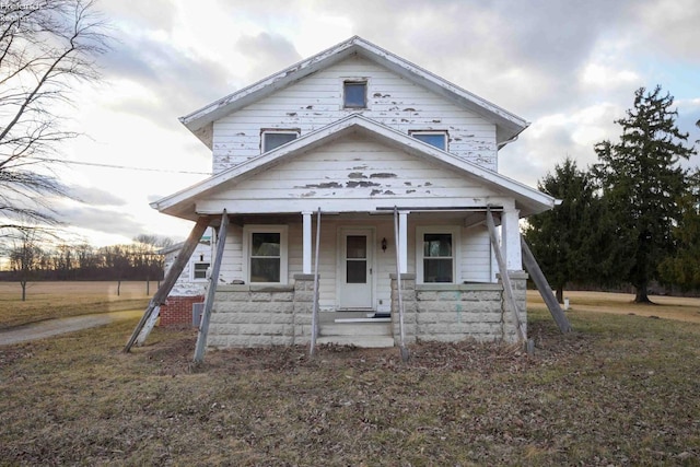 view of front of house featuring a porch and a front lawn