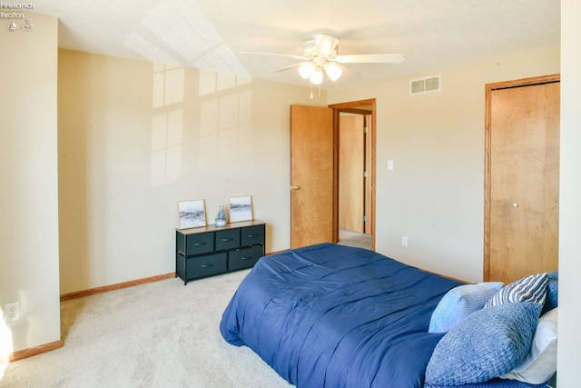 bedroom with visible vents, light carpet, baseboards, and ceiling fan