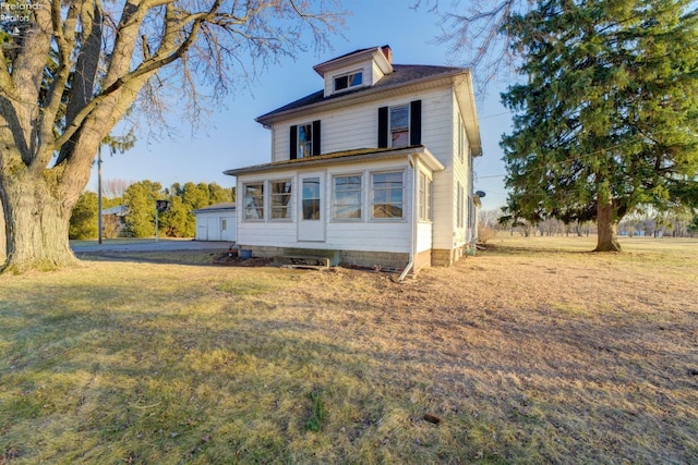 traditional style home featuring a front yard