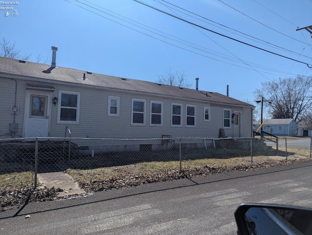 view of front of home featuring a fenced front yard