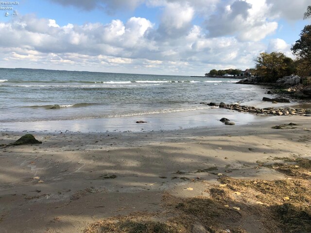115 Beech St, Kelleys Island, OH 43438 - view of water feature featuring a beach view