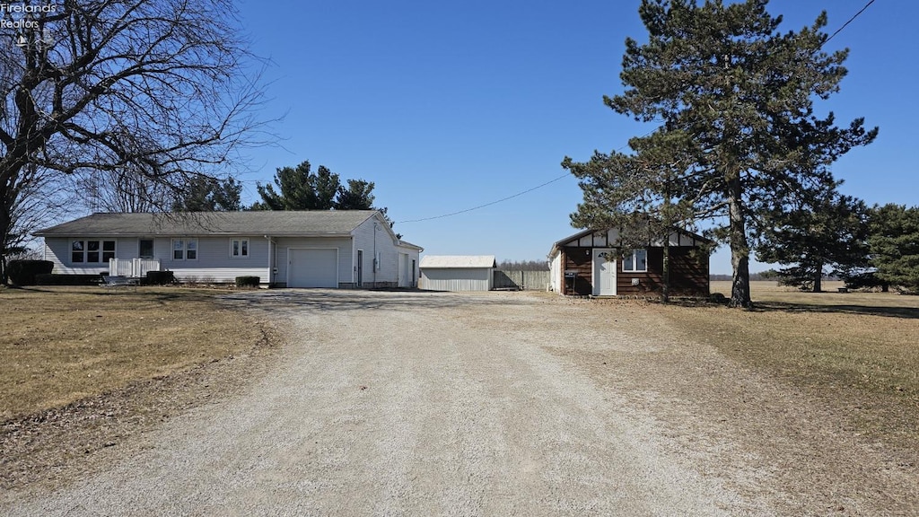 view of front of house with driveway and a garage