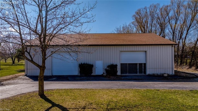 view of outdoor structure featuring an outbuilding