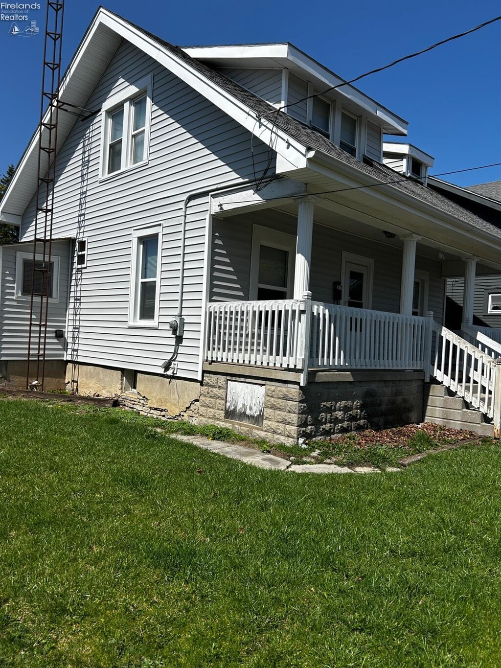 1005 A A, Sandusky, OH 44870 - view of front facade featuring a porch and a front lawn
