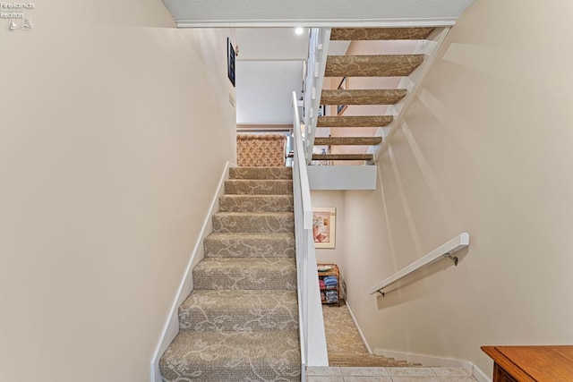 526 Mariner Vlg, Huron, OH 44839 - stairway with baseboards