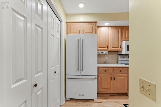 526 Mariner Vlg, Huron, OH 44839 - kitchen featuring tasteful backsplash, light countertops, light wood-type flooring, white appliances, and recessed lighting