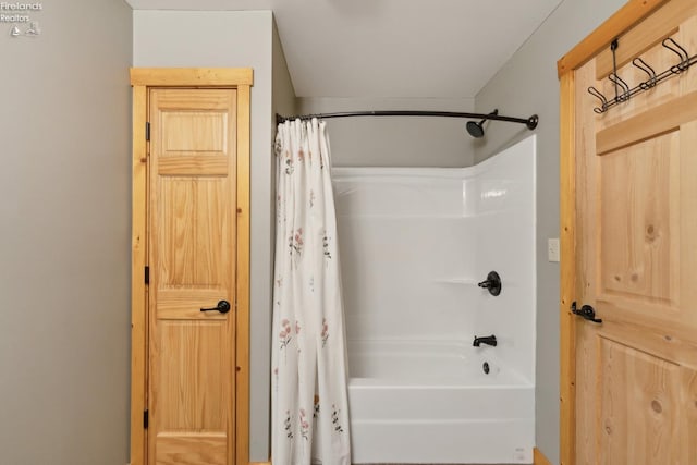 3769 Prospect Rd, New London, OH 44851 - full bath featuring shower / bath combo with shower curtain