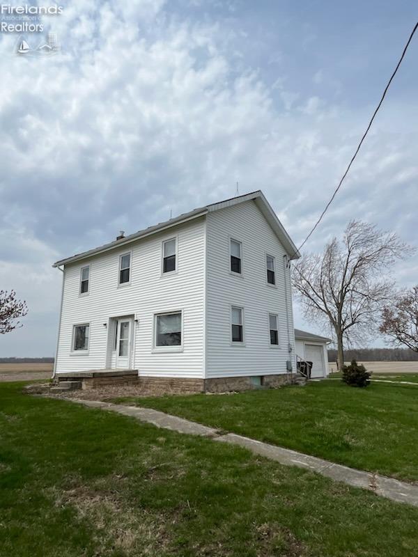 view of front of home featuring a front lawn