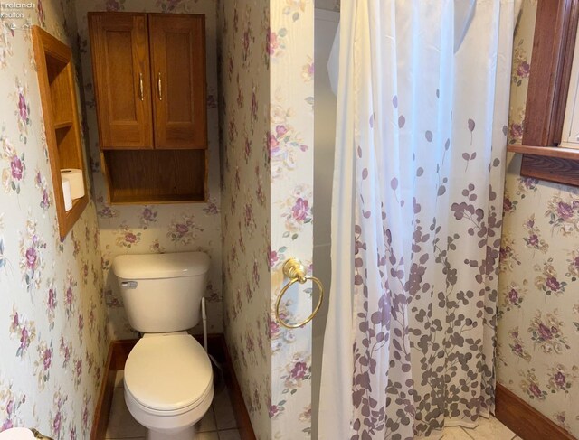 full bath featuring toilet, curtained shower, and wallpapered walls