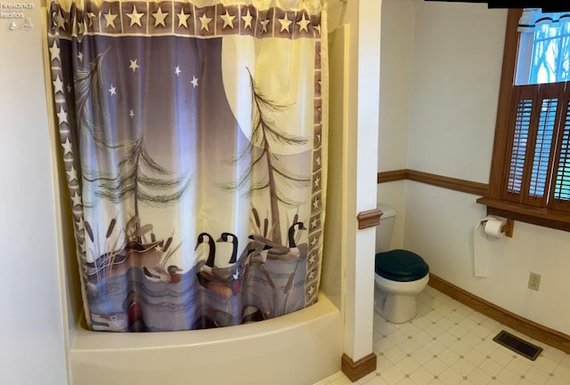 full bath featuring toilet, visible vents, baseboards, and shower / bathtub combination with curtain
