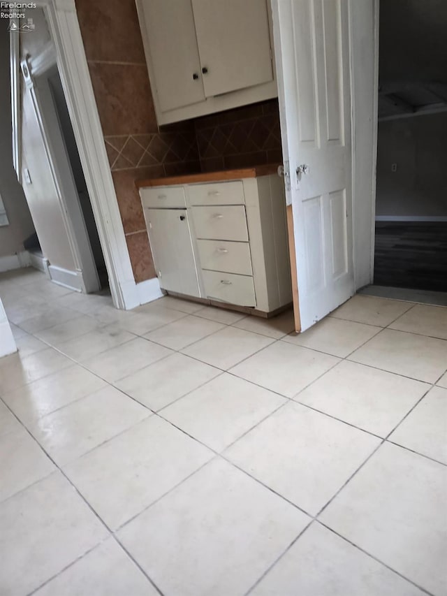 430 Perry St, Sandusky, OH 44870 - interior space featuring backsplash