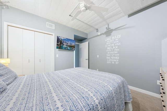 bedroom featuring visible vents, carpet floors, a closet, baseboards, and ceiling fan