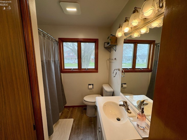 full bath featuring wood finished floors, vanity, baseboards, toilet, and a shower with shower curtain