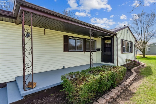 view of front of home with a porch and a front yard