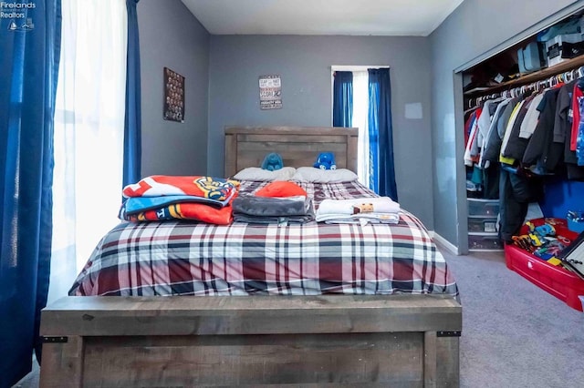 bedroom featuring carpet flooring and a closet
