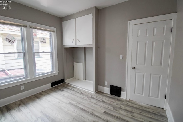2615 Columbus Ave, Sandusky, OH 44870 - interior space with visible vents, light wood-style flooring, and baseboards