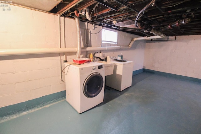 2615 Columbus Ave, Sandusky, OH 44870 - washroom with washer and dryer, a sink, and laundry area