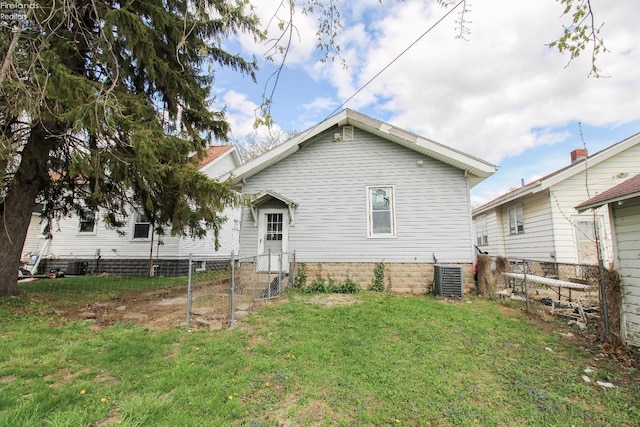 2615 Columbus Ave, Sandusky, OH 44870 - back of property featuring fence, a lawn, and central AC unit