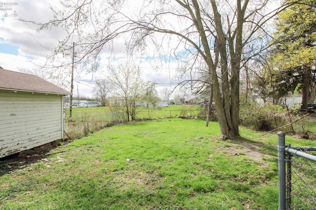 2615 Columbus Ave, Sandusky, OH 44870 - view of yard featuring fence