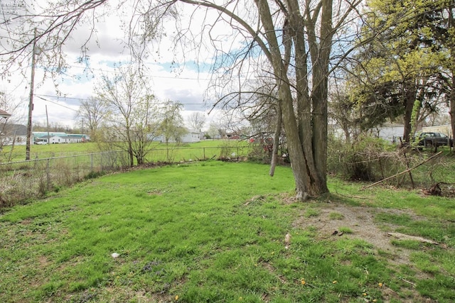 2615 Columbus Ave, Sandusky, OH 44870 - view of yard featuring fence