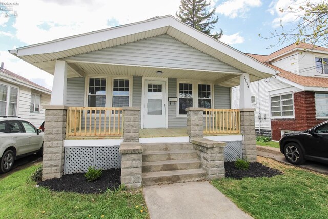 2615 Columbus Ave, Sandusky, OH 44870 - bungalow-style house featuring a porch