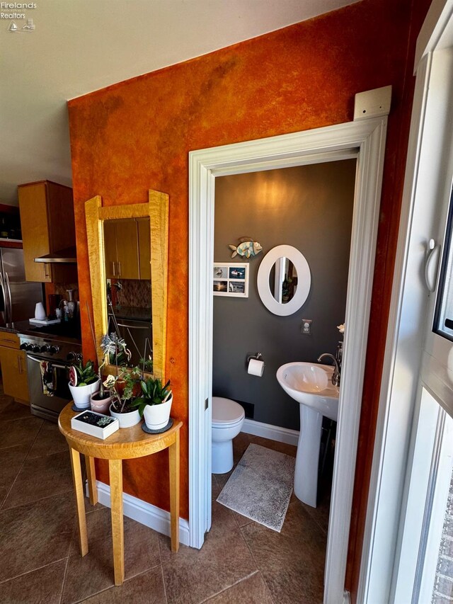 5106 Ottawa River Rd, Toledo, OH 43611 - bathroom featuring tile patterned floors, baseboards, and toilet