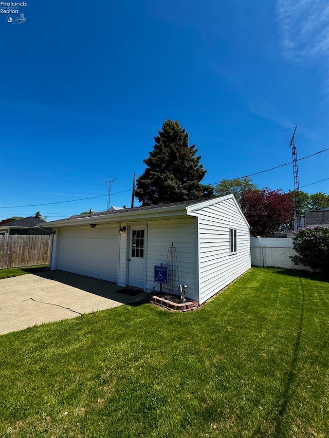 5106 Ottawa River Rd, Toledo, OH 43611 - detached garage with fence