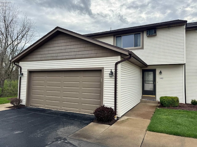 view of front facade featuring driveway and an attached garage