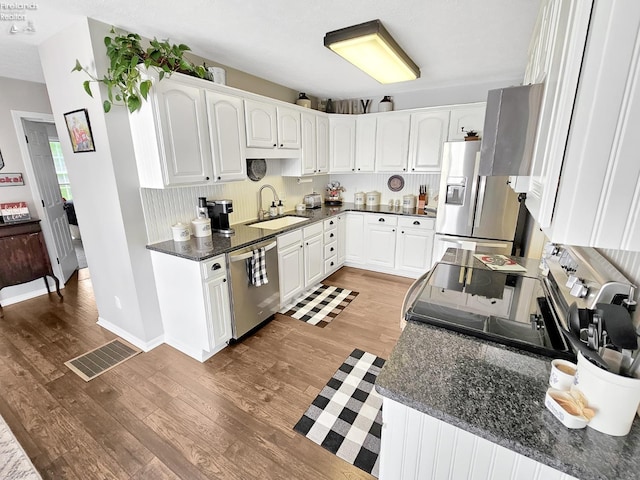 173 Excalibur Dr, Clyde, OH 43410 - kitchen featuring stainless steel appliances, a sink, light wood finished floors, and white cabinets