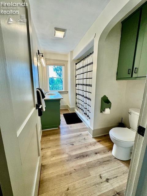 1026 Claremont Ave, Ashland, OH 44805 - bathroom with toilet, a shower with curtain, wood finished floors, vanity, and baseboards